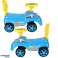 Vožnja s potisnim avtomobilom za igrače, nasmejana z rogovo modro fotografija 1