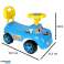Vožnja s potisnim avtomobilom za igrače, nasmejana z rogovo modro fotografija 5