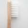 Bambusest käepidemega hambahari, millel on keskmised kõvad harjased ja valgeks värvitud käepide foto 1