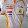 VIELE T-SHIRTS, POLOSHIRTS, MÜTZEN UND FLAGGEN VON FERNANDO ALONSO IN DER RENAULT-ÄRA Bild 2