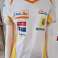 VIELE T-SHIRTS, POLOSHIRTS, MÜTZEN UND FLAGGEN VON FERNANDO ALONSO IN DER RENAULT-ÄRA Bild 3