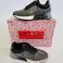 Una mezcla elegante de zapatos italianos para hombres, mujeres y niños fotografía 6