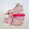 Una mezcla elegante de zapatos italianos para hombres, mujeres y niños fotografía 1