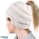 Débloquez la combinaison parfaite de style et de chaleur avec notre bonnet en queue de cheval !  Déclinaison blanche photo 2