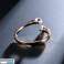 Descubre la exquisita elegancia del anillo Dora Un charm perfecto para tu colección Variación de plata fotografía 3