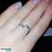 Descubre la exquisita elegancia del anillo Dora Un charm perfecto para tu colección Variación de plata fotografía 4
