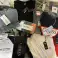 Stock de accesorios de ropa premium mezcla Ralph Calvin tommy guess Armani Levis Pinko Hugo paquete outlet fotografía 5