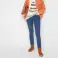 À partir de 2,30 € – Jeans femme catégorie A pour le printemps et l'été, nouveautés en tailles d'Europe centrale, disponibles à partir de 20 pièces directement en stock photo 1