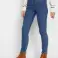 À partir de 2,30 € – Jeans femme catégorie A pour le printemps et l'été, nouveautés en tailles d'Europe centrale, disponibles à partir de 20 pièces directement en stock photo 2