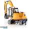 Miniexcavadora CAT con figura de trabajador fotografía 1
