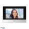 HIKVISION DS KIS703 P 2-leder enfamilie-videointercom-sett med 7&quot; skjerm og Full HD-kamera og appkontroll. utenpåliggende montering bilde 2