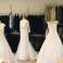 A la venta: lote de 35 vestidos de novia nuevos de una boutique francesa de alta gama especializada en alquiler/venta a medida. fotografía 2